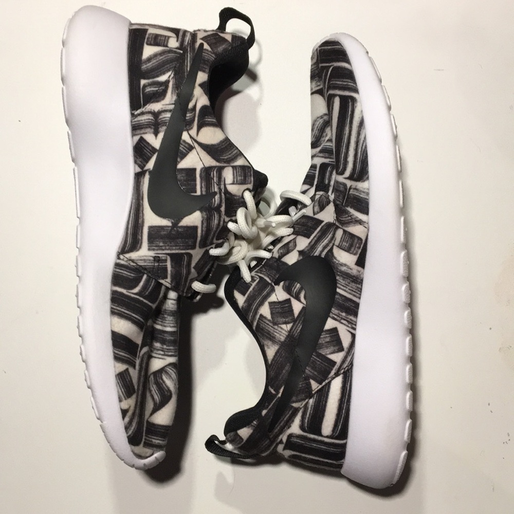 Nike rosche black and white women’s sneakers